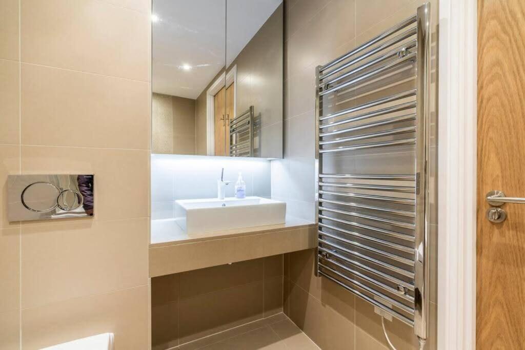 1 Bedroom Penthouse Flat In East Лондон Экстерьер фото